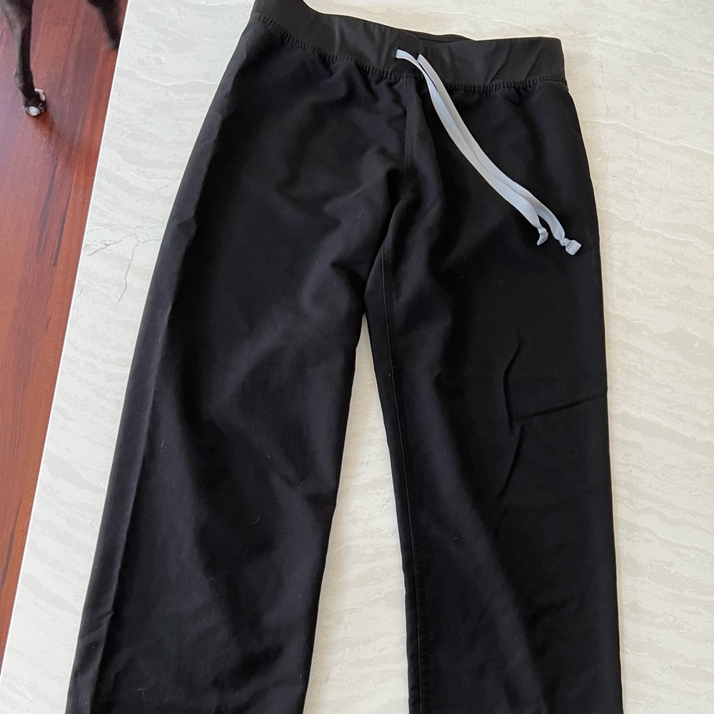 Like new FIGS Livingston size Small